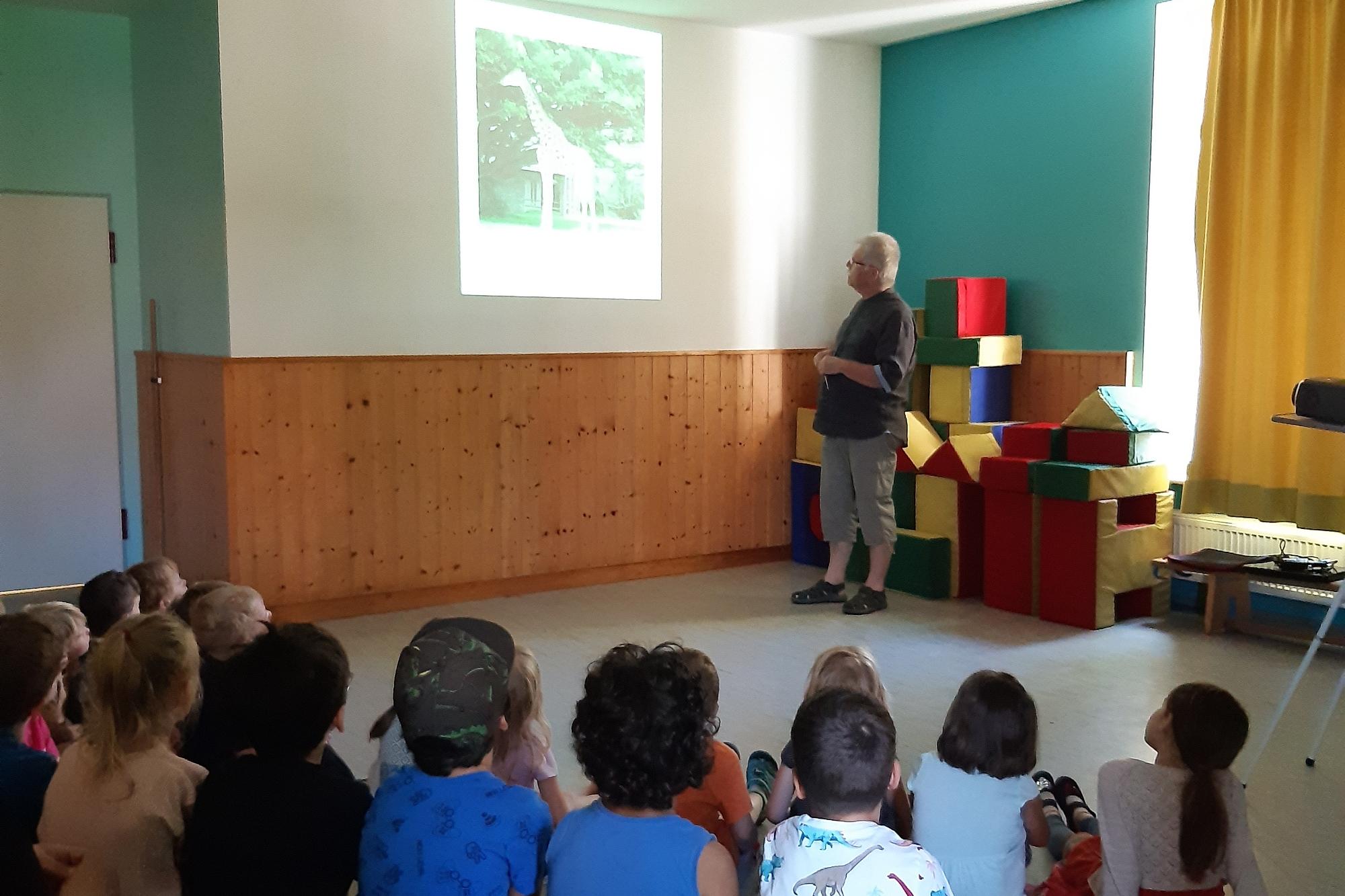 Erzählstunde - Kinder in der Tagesstätte St. Sebastian in Bamberg-Gaustadt